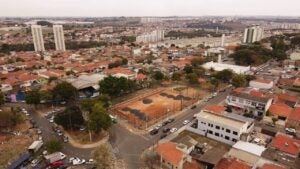 Campo de futebol society do Jardim Santa Clara está com 70% das obras concluídas