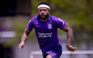 Após ficar preso no Rio, Memphis volta aos treinos do Corinthians