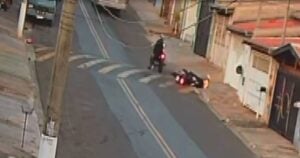 Assaltantes derrubam mulher da moto durante roubo em Hortolândia