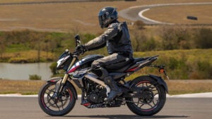 Bajaj Dominar NS400Z chega ao Brasil por R$ 26.900