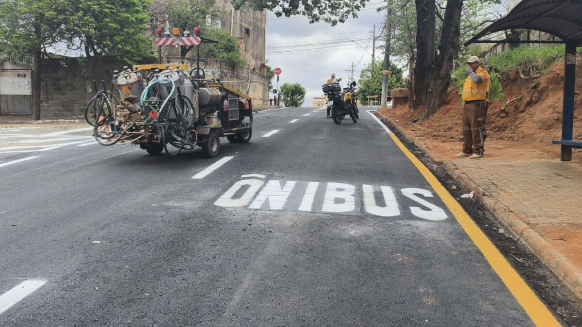 Obras de recapeamento e sinalização na Rua Jurandir Silvério, em Hortolândia