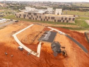 Obra da nova praça pública no Paço Municipal de Hortolândia avança