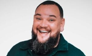 Humorista Rafael Aragão se apresenta no Hortocity Comedy