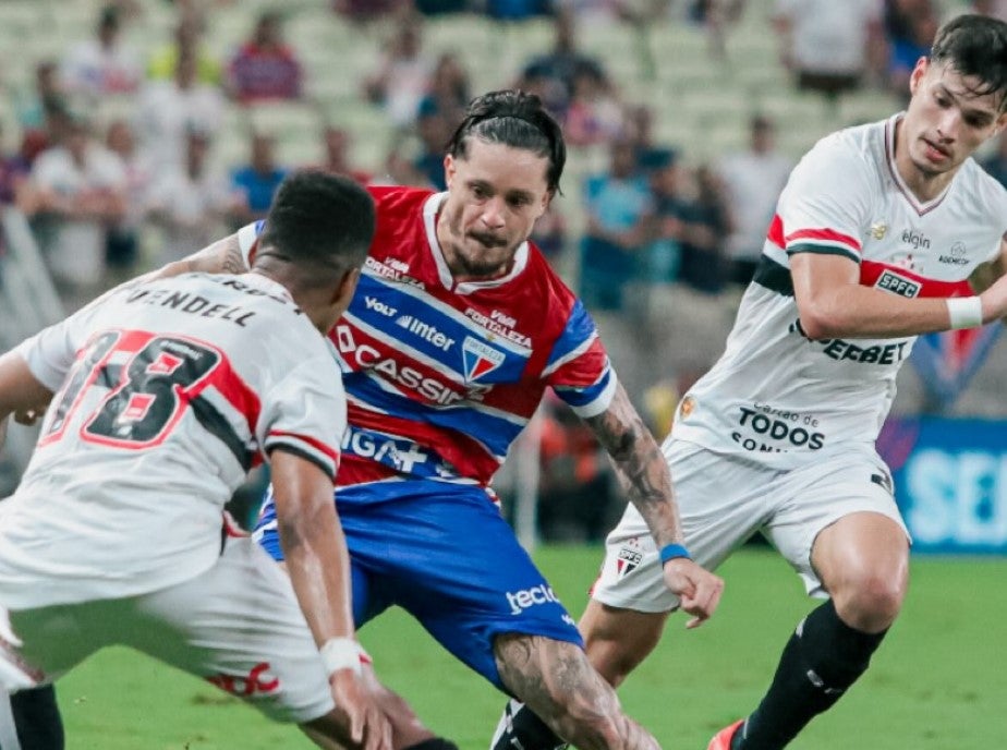 São Paulo se segura com um a menos e vence Fortaleza fora de casa