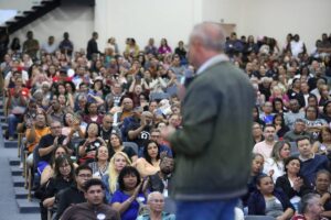 Hortolândia entrega 500 títulos a famílias do Jardim Boa Esperança