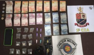 Menores de idade são pegos pela polícia por suspeita de tráfico de drogas