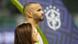Weverton treina com bola e se aproxima de volta