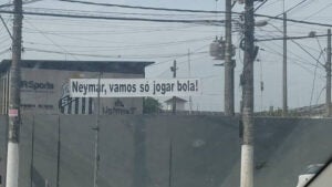 Em meio a polêmicas, Neymar recebe “crítica” da torcida do Santos