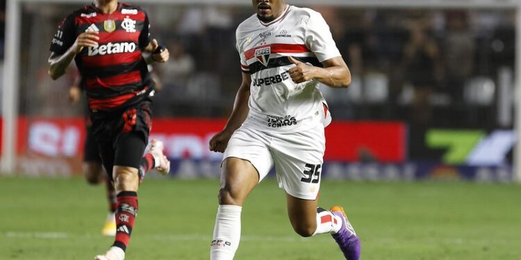 Empate amargo: São Paulo e Flamengo tropeçam e saem sem grandes ganhos na Vila Belmiro