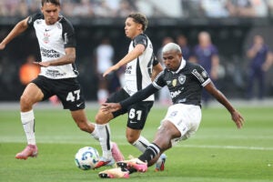 Corinthians leva virada, mas busca empate contra o Botafogo