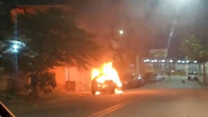 Carro pega fogo após pane elétrica e assusta moradores em Hortolândia