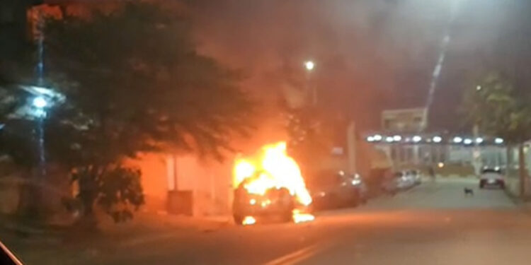 Carro pega fogo após pane elétrica e assusta moradores em Hortolândia