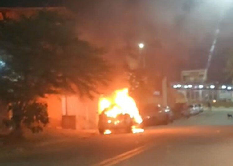 Carro pega fogo após pane elétrica e assusta moradores em Hortolândia