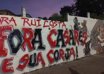 Casares é alvo de protestos com grafite em frente ao MorumBIS