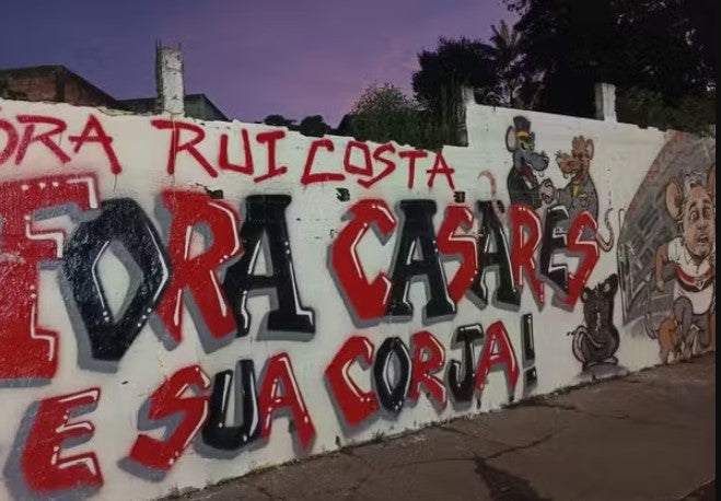 Casares é alvo de protestos com grafite em frente ao MorumBIS