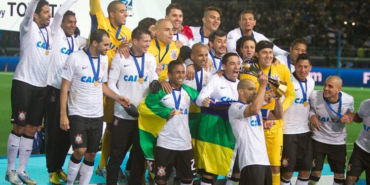 Ex-Corinthians tira sarro do Palmeiras nas redes