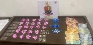 Polícia apreende 292 porções de drogas e prende homem por tráfico no Jardim São Bento