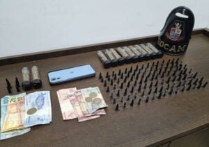 Policiais apreendem drogas e dinheiro em ação contra tráfico no Jardim Amanda