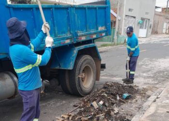 mutirão de limpeza de bueiros