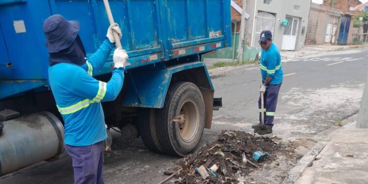 mutirão de limpeza de bueiros