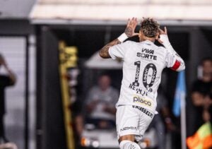 Camisa de Neymar é leiloada por site