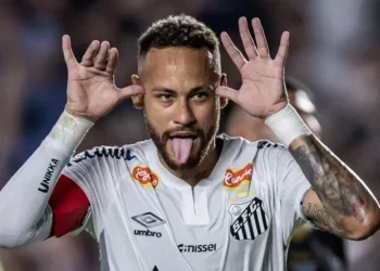 Neymar desembarca no Rio para enfrentar o Flamengo no Maracanã