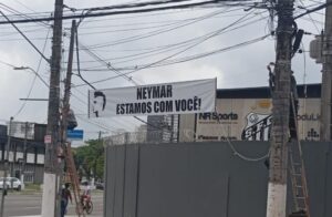Neymar recebe faixa de apoio no Santos após críticas