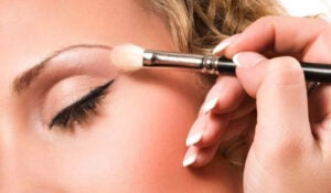 Mau uso de produtos de beleza causa doenças nos olhos