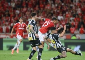 Santos sobrevive, consegue empate, mas segue no Z4