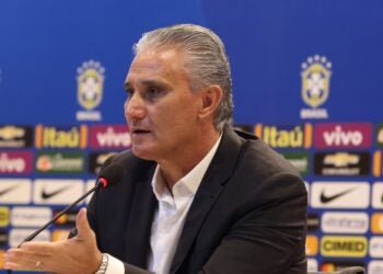 Treinador em coletiva de imprensa.
