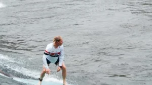 Pilotos da Fórmula 1 vestem camisas do São Paulo durante passeio no interior paulista