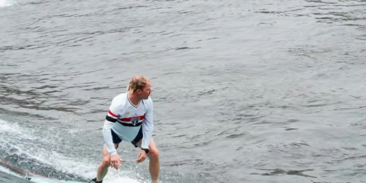 Pilotos da Fórmula 1 vestem camisas do São Paulo durante passeio no interior paulista
