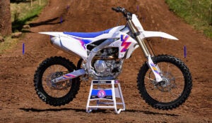 Yamaha YZ450F 2026 chega ao Brasil com mais potência, controle e tecnologia