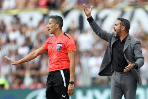 Treinador especulado no Flamengo fala que tem “saudades do Brasil”