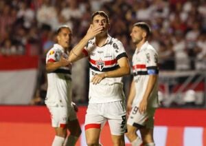 São Paulo economiza com Oscar e busca reforços