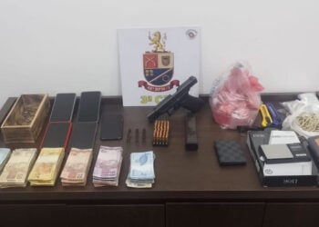 Casal detido com arma, munições, droga e mais de 15 mil em Hortolândia