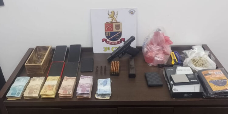 Casal detido com arma, munições, droga e mais de 15 mil em Hortolândia