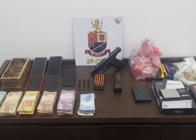 Casal detido com arma, munições, droga e mais de 15 mil em Hortolândia