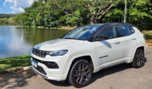 Jeep Compass 2026 chega com mais tecnologia, novas versões e condução semiautônoma: testamos a versão Série S T270