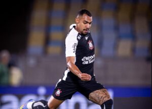 Lateral do Corinthians explica briga na Copa do Brasil