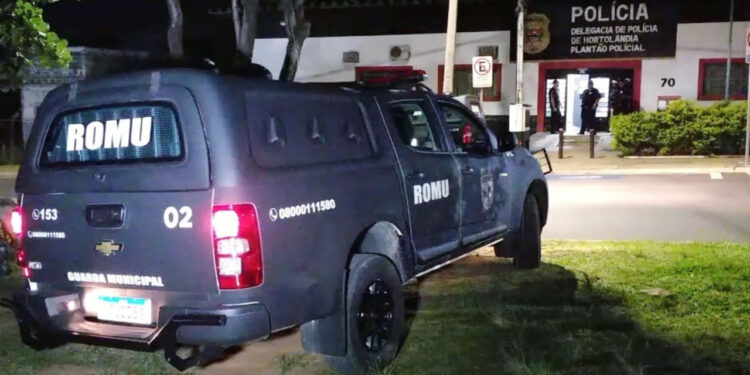 Mulher pula de carro