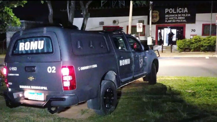 Mulher pula de carro