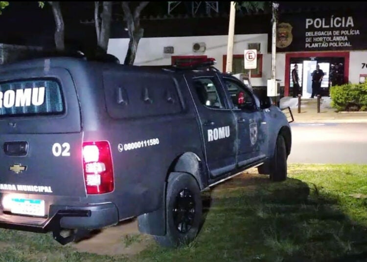 Mulher pula de carro