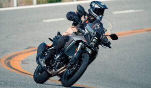 Suzuki V-Strom 800 estreia linha 2026 no Brasil com novas cores e foco no turismo em asfalto