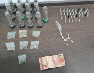 Homem é preso com drogas e dinheiro após tentar fugir da polícia no Jardim Amanda