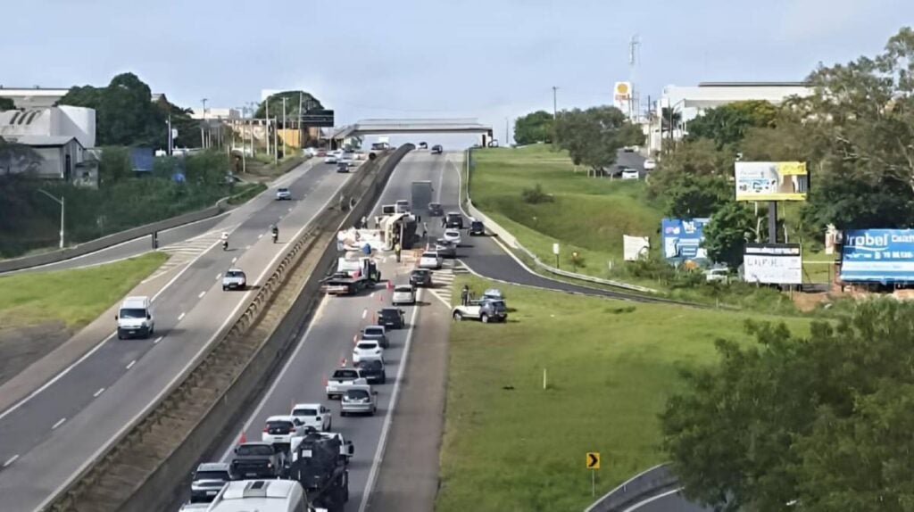 Caminhão com fertilizantes