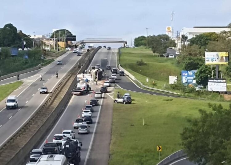 Caminhão com fertilizantes