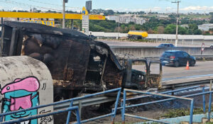Caminhão pega fogo na SP 101 em Hortolândia e fica totalmente destruído