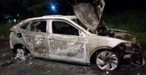 Carro roubado em Hortolândia é encontrado em chamas em Sumaré