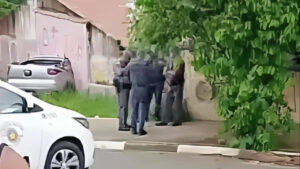 Carro roubado invade residência após perseguição policial em Hortolândia
